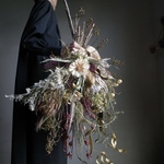 キングプロテアが入った大きなスワッグ