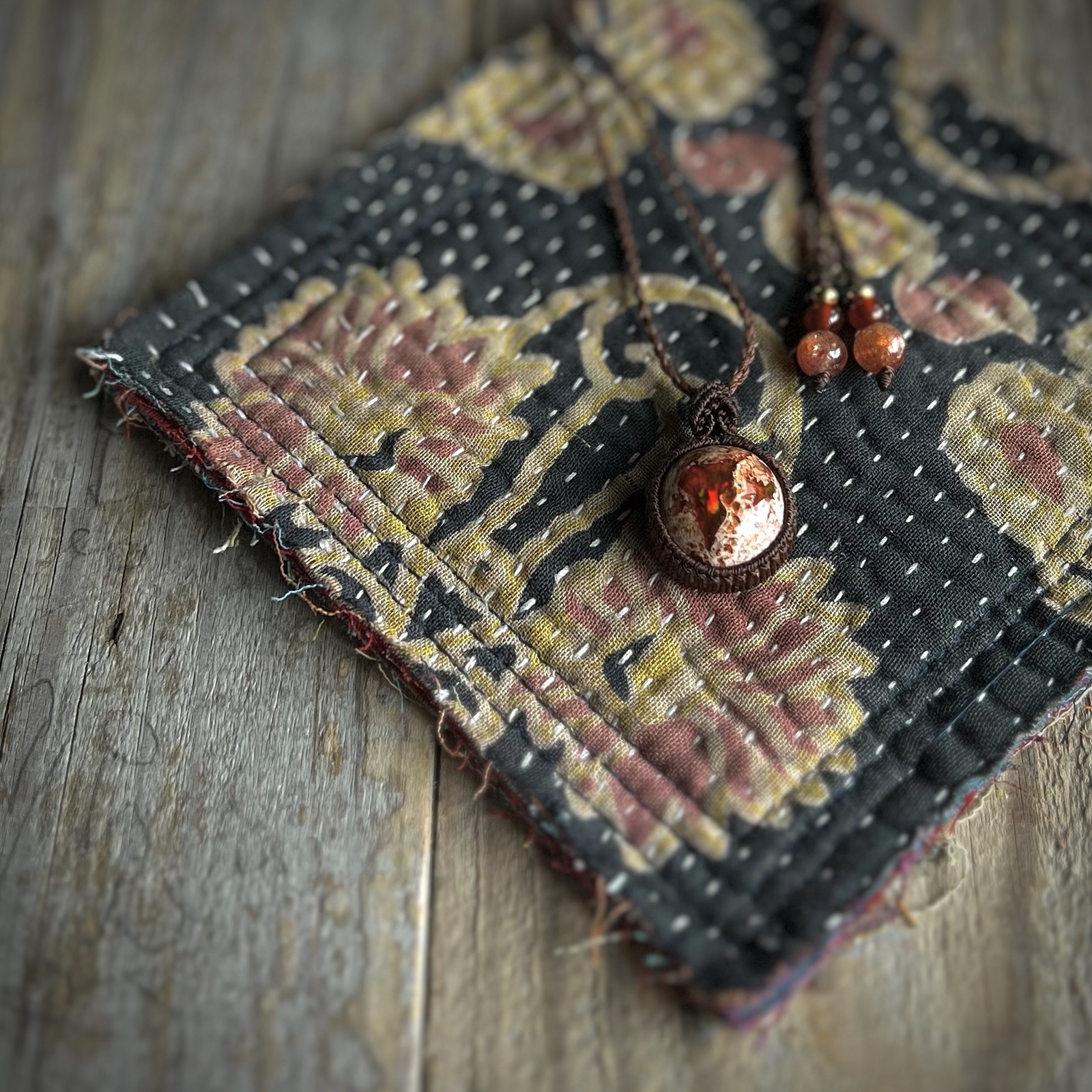 カンテラオパール&ガーネット マクラメネックレス　❁優しい森と赤❁ カンテラオパール&ガーネット マクラメネックレス ❁優しい森と