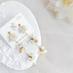 結婚式 お呼ばれに♡再販✨️【小ぶりなホワイフラワーが連なり優雅に揺れるピアス/イヤリング ⠀】ウエディング オケージョン 前撮り ゆらゆら 可憐 淡い  大人可愛い  軽い ブライダル