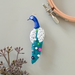 クジャクの手刺繍ブローチ