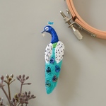 クジャクの手刺繍ブローチ