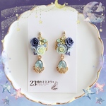 〈星屑シリーズ〉星空と雫クリスタルの耳飾り　くすみエメラルド