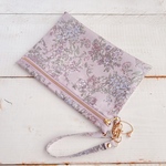 ✦Special Price ✦　大きめサイズのフラットポーチ　内ポケット・ストラップ付き　リバティ　セリーヌ　ミストラベンダー　ラミネート