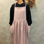 エプロンワンピース　　　ハーフリネン 【グレイッシュピンク】