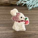 りんごを運ぶうさぎ(赤) 刺繍ブローチ