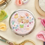 リスと苺、スイーツ刺繍のアクセサリーケース