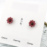 ［ガーネットレッド］コスモスの耳飾り　一粒　花　小さい　ピアス　イヤリング　秋桜　コスモス　秋　こっくり　チョコレート　バレンタイン