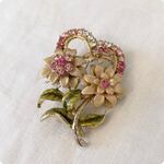 【10%OFF済｜セール中】【フランス直輸入】愛らしいピンクのお花とハートモチーフに心トキメク ヴィンテージブローチ