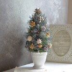 厳かな聖夜を飾るクリスマスツリー・ホームインテリアを飾れる小さなクリスマス