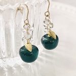 深緑の青リンゴとガラスの煌めきを添えたピアス・イヤリング