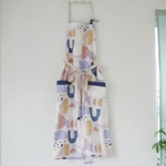 エプロン　くすみピンク地にブルーなどのニュアンスカラーの抽象柄×紐くすみピンク