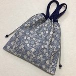 小さな花柄　巾着トートバッグ　ブルー系