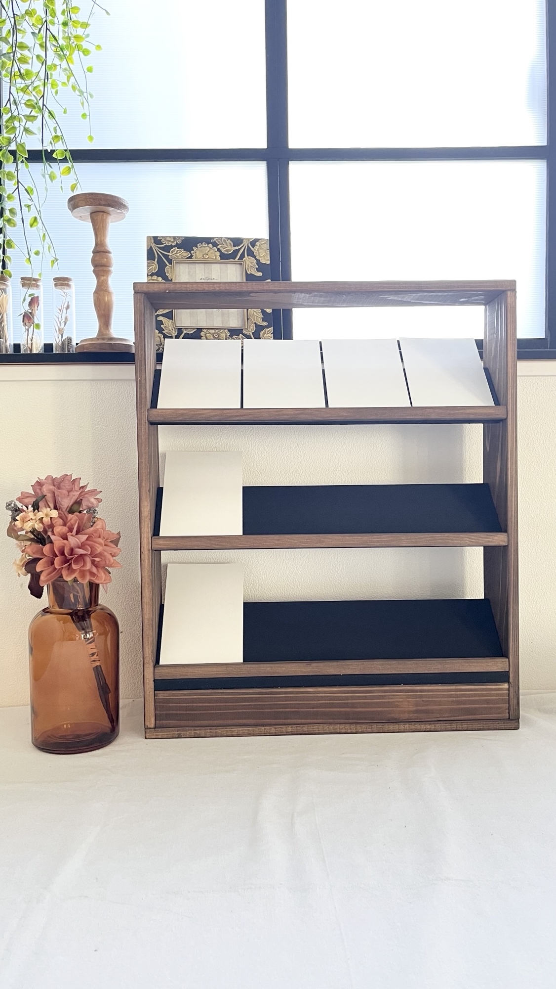 斜め型ディスプレイ什器(ブラウン×ブラック) - GRASS WOOD WORKS