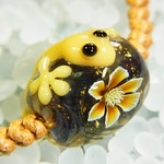 出品記念価格！　花にヤモリのネックレス　黒系　（花・茶）