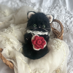 真っ赤なお花の長毛黒猫さん