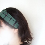 秋コーデのアクセントに　北欧風グリーン　こ洒落たデザイン花柄　薄手コットンのゆるターバン　くつろぎの時間に　ヘアバンド　旅行のお供に**