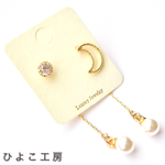 月とラインストーンのアシンメトリーピアス