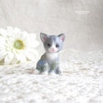 子猫と秋の花　陶土ブローチ