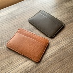 《３ポケット／バイカラー》レザーカードホルダー（ネブラスカ）