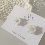 〈shiro〉 白い花のディップフラワーピアス/イヤリング ディップアート