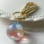 【受注生産】一粒夕焼け雲レジンの空玉キーホルダー(2cm)｜赤・オレンジ・黄・紫・青のグラデーション／夕空・雲モチーフ