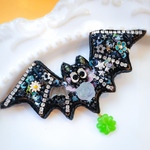 働きもののコウモリちゃん🦇(お花🌸のお世話好きver.)バッグチャームチェーン⛓️と、四葉のクローバー🍀チャーム付き。