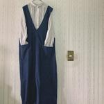 起毛デニム生地のジャンパースカート（Vネック）