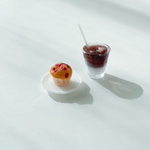 ミニチュアスイーツ&ドリンクセット（クランベリーマフィンとカフェラテ）
