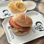 シェフとハンバーガープレート