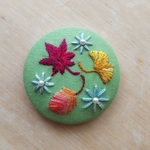 No. 184 秋の葉っぱと冬の花　刺繍クルミボタン 刺繍ブローチ　刺繍ヘアゴム　クルミボタン