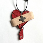 レザー 本革 ギザギザハートに絆創膏ネックレス 赤 黒 シボ ヌメ革 スワロ 革紐 クロス サブカル 地雷 メンヘラ バンドエイド 傷 血 リボン 十字架 コウモリ 眼帯 ロングネックレス 地下 クマ