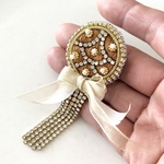 クリスマス　オーナメント　ブローチ　ビーズ刺繍　煌めく聖夜を彩る　キラキラ　フリンジ　リボン　クリスマスイブ　冬の装い　ホリデー