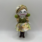 グリーンとイエローのツイードドレスのドールチャーム