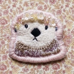 花かんむりをつけたラッコブローチ