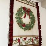 大きなクリスマスタペストリー『松ぼっくりとリボンのリース』