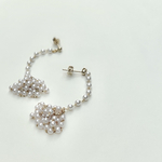 小粒パールの揺れるピアス/イヤリング　ゴールド