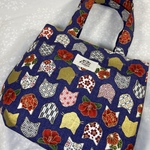 猫モノ屋さん｜和の華やか猫の丸みサブバッグ（青）