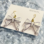 リボン 白‎🤍🎀꙳.* 紫ワイヤー 揺れる ピアス イヤリング 