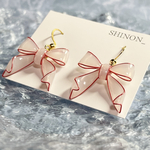 リボン 白‎🤍🎀꙳.* 赤ワイヤー 揺れる ピアス イヤリング 