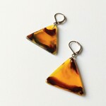 べっ甲風三角ピアス