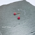 小さな　レッドコランダム（ルビー）　天然石一粒ピアス/サージカルステンレス