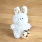 〜手編みのお花を添えて〜秋のお散歩を楽しむ、うさぎさんのぬいぐるみ