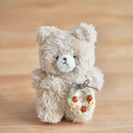 秋のお散歩を楽しむ、くまさんのぬいぐるみ　手編みのお花を添えて