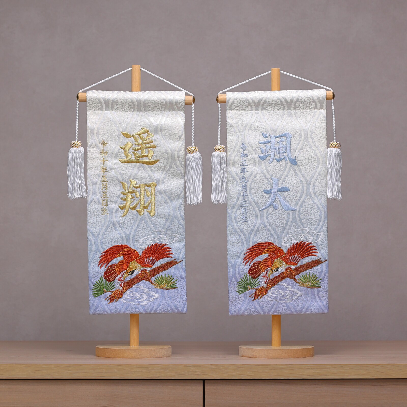 伝統ある金襴のお名前旗♪スタンド付♪鷹柄♪金襴ボカシ加工+刺繍加工「スカイブルー」