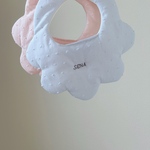 立体ドット柄　ぽこぽこドット　スタイ　名入れ可能　花びらスタイ　女の子　ベビースタイ　ビブ　スタイ　よだれかけ名入れ　刺繍　名前　もくもくスタイ　ナチュラル　