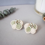 ビーズ刺繍𓍯人気♡バイカラーflowerピアス