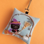刺繍　ふんわりチャーム＊窓際の黒ねこハロウィン