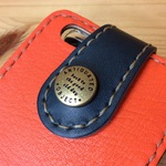 機種が選べる縦型革のスマホケースⅡ（革の色・ボタンが選べます）　　　　＜中央にカメラなどがあるタイプはできません＞　　　　　　　　　　　　　　　　＊左利き用も承ります　SCー０２4