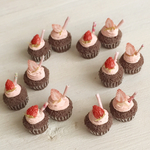 ドールハウス☆ミニチュア☆いちごクリームのチョコレートカップケーキペア☆