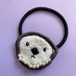 ラッコの刺繍ヘアゴム
